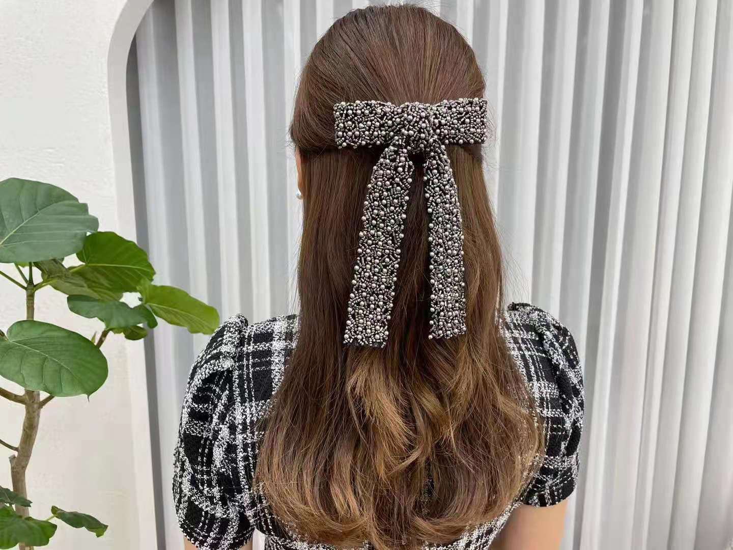 Wholesale women's Spring and summer handmade pearl top clip beaded ponytail clip